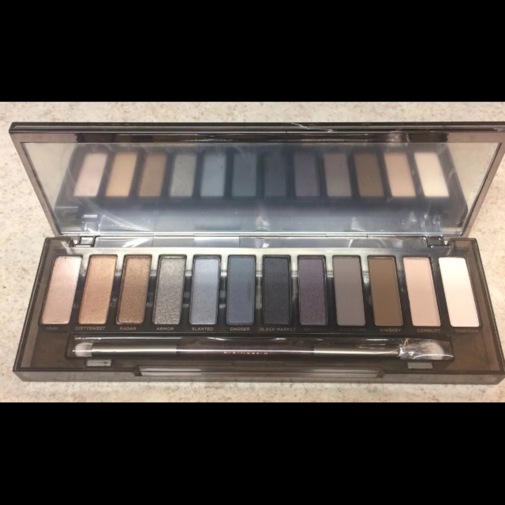 NIB urban Decay smoky palette